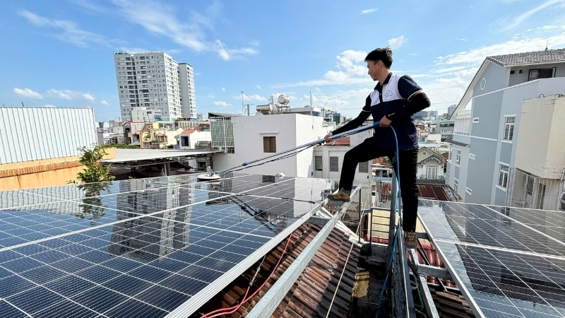 Cách vệ sinh tấm pin năng lượng mặt trời đúng kỹ thuật